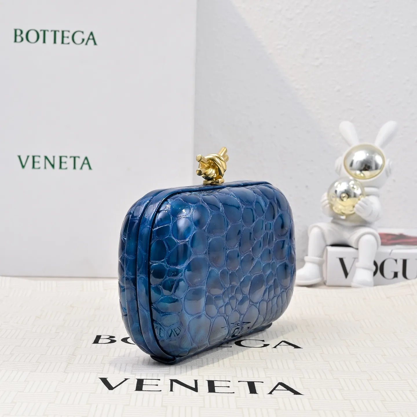 Batch 1560 #BV Knot pearlescent crocodile pattern evening bag series 🐊 Each bag reveals exquisiteness and elegance. It is made of crocodile leather with knot buckle. The leather feels super good and is unforgettable. 🐊 Crocodile pattern is a classic among classics. It looks high-end whenever you take it out ⭐️ The design is small and exquisite, low-key without logo, elegant and generous. Holding it in your hand or hanging it on your wrist will make you look more elegant and charming [Fireworks] Model: 717622 Size: 20x12x5.5